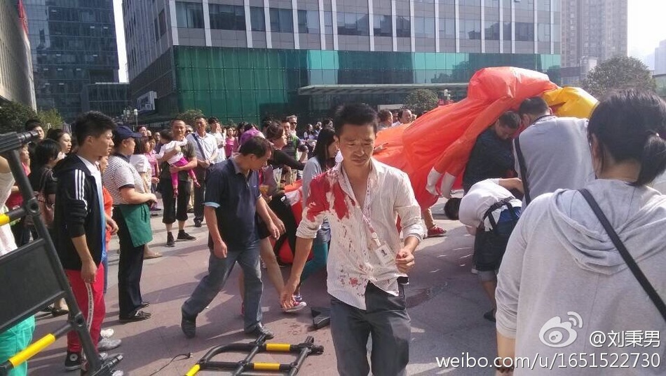 充气城堡翻倒孩子被压 事发原因仍在调查中
