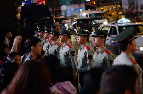 “武警人肉红灯” 尴尬了谁(图)
