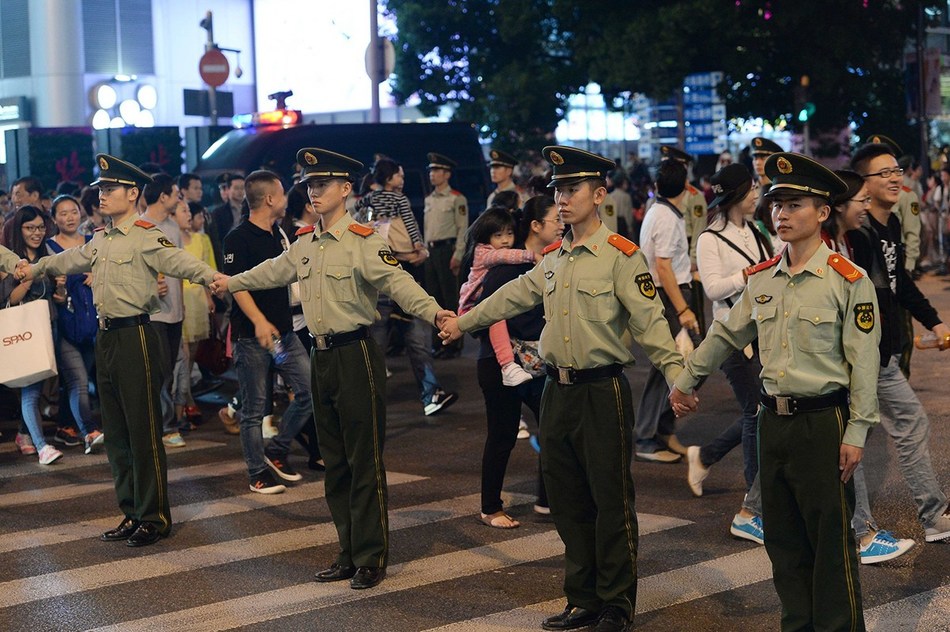 上海武警人肉红灯 “人肉开关”保行人安全(图)