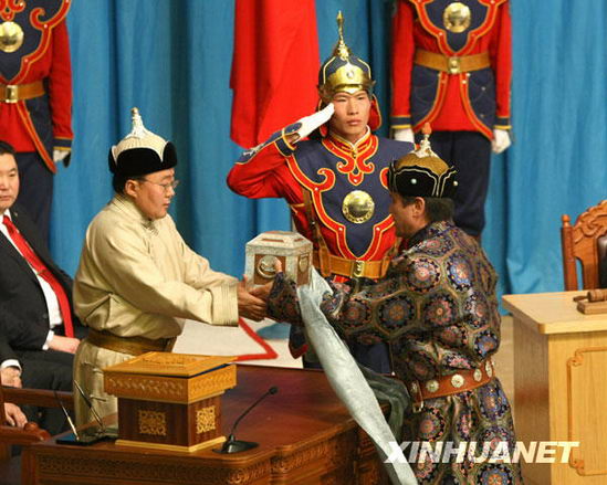 2009年6月18日，蒙古国当选总统查希亚·额勒贝格道尔吉从前总统那木巴尔·恩赫巴亚尔手中接过总统印。