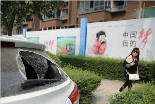 30多辆车夜停路边玻璃被砸财物失窃 警方介入调查