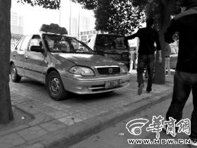 万寿路汽车站外黑车猖獗 纠缠揽客态度还很