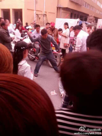 河南平舆多名小孩被当街砍伤 民众齐力将凶手制服