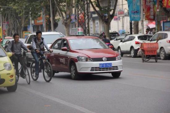 汉中新增100辆红色出租车 为双燃料车