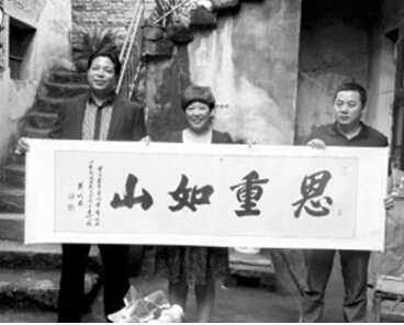 女子21年前助小乞丐事业有成 赠100万遭拒绝