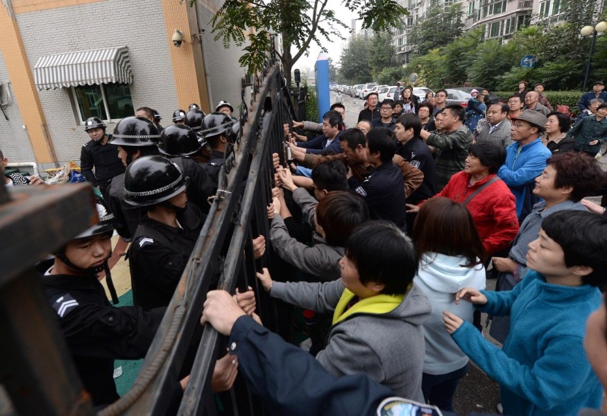北京通州一幼儿园遭50多名“黑保安”打砸