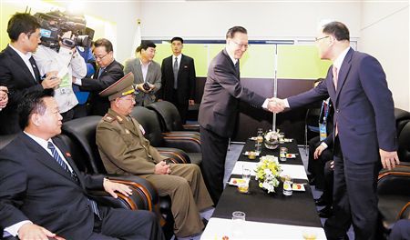 10月4日，在韩国仁川，韩国国务总理郑烘原（右）与朝鲜劳动党中央书记金养建会面时握手。