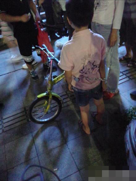 珠海一女子用铁链拖行儿子男孩脖子出血 网友:这是亲妈吗 