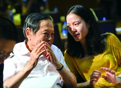 92岁杨振宁称不宜要孩子 仍有30%受访者反对杨帆恋
