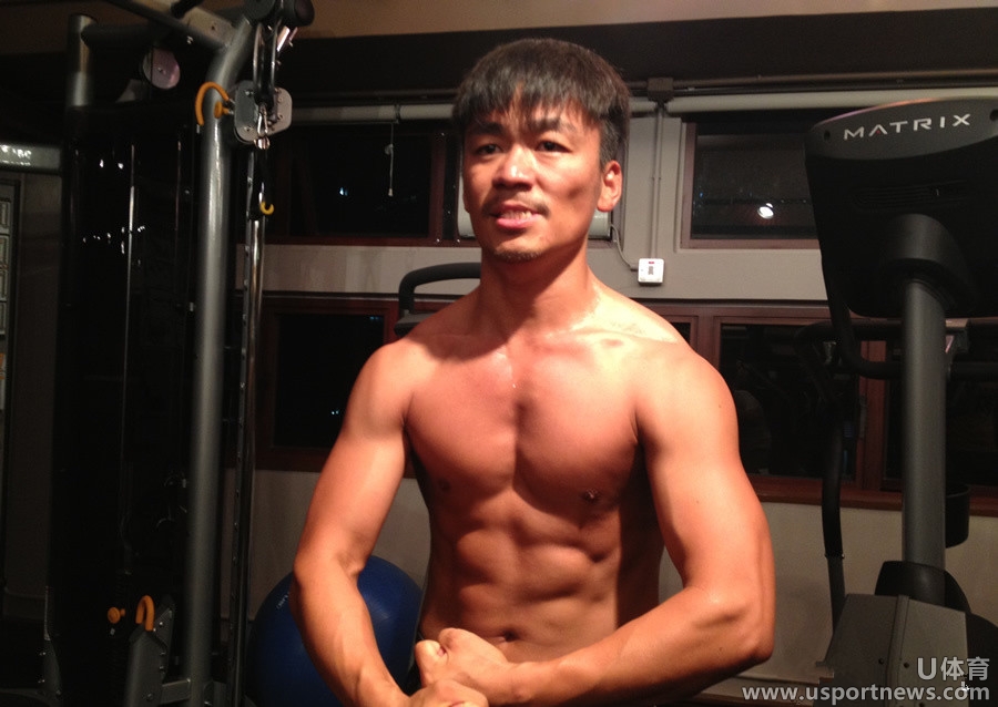 王宝强健身房晒全身劲爆肌肉 八块腹肌屌丝逆袭成男神