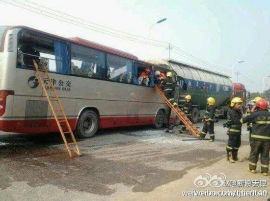 天津公交车追尾罐车 事故致4人死亡26人受伤(图)