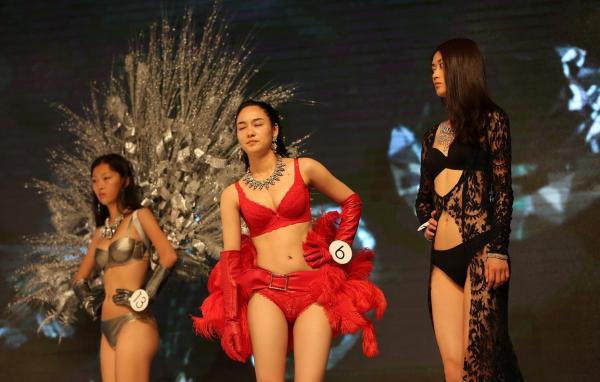 环球小姐决赛素颜排练 