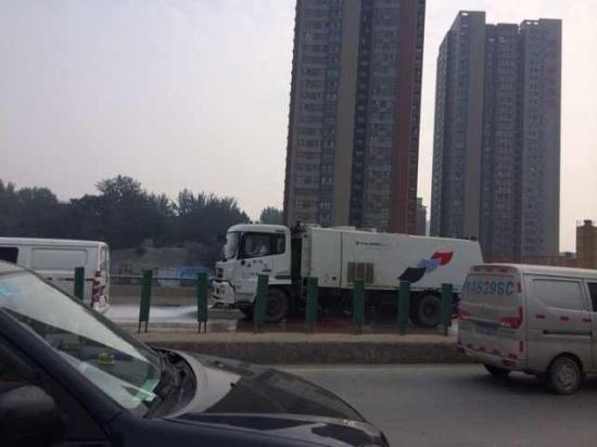 疯狂渣土车沿路抛撒近千米 隔离栏被撞断