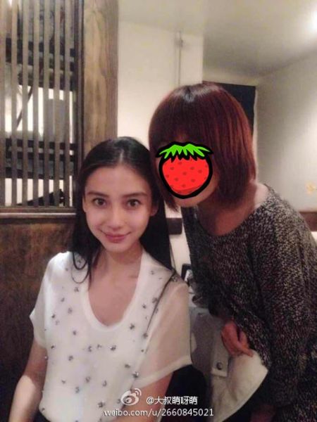 黄晓明baby洛杉矶合体变“海绵夫妇” 洛杉矶动物园与粉丝甜蜜合影照曝光