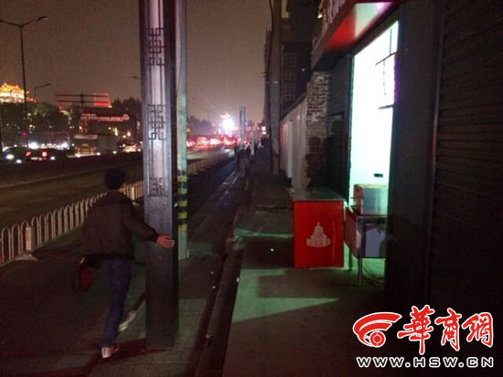 环城南路半人高围墙挡人行道 曝光后已拆除