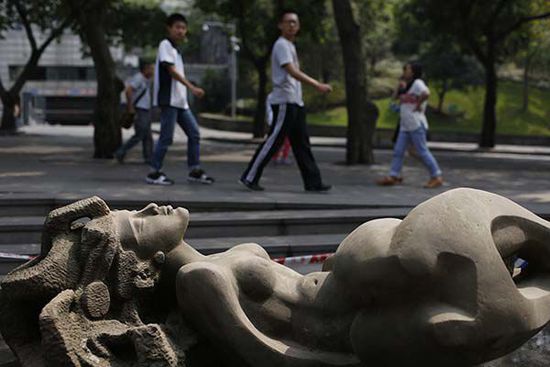 律师质疑学校附近摆裸女雕像 设置公司:不懂艺术