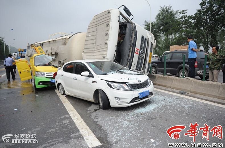 用绳命过马路! 网友列西安十大最需天桥路段