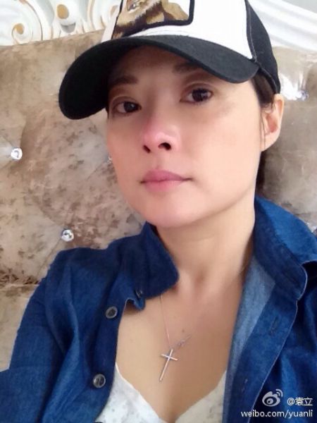袁立因网友过激言论委屈痛哭 为什么明星哭也要晒？