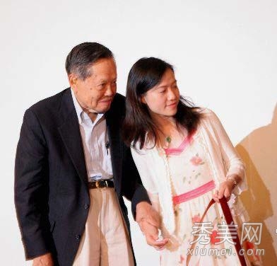 杨振宁称不宜要孩子 怕妻子一人无法照顾小孩