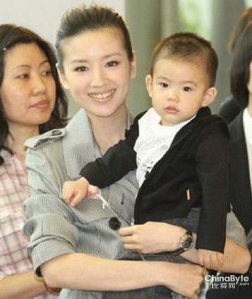 王艳儿子球球成小潮男 细数明星宝贝合照(组图)